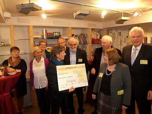 Eine Gruppe von Personen, darunter Klosterkammer-Präsident Hans-Christian Biallas, bei einer Scheckübergabe.