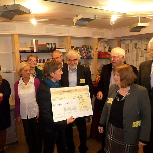 Eine Gruppe von Personen, darunter Klosterkammer-Präsident Hans-Christian Biallas, bei einer Scheckübergabe.