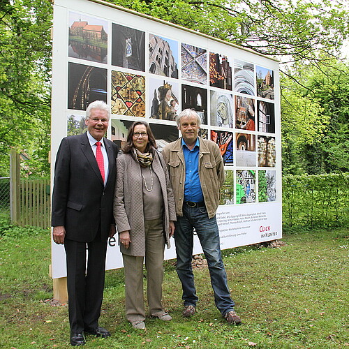 Renate von Randow, Äbtissin des Klosters Wienhausen und zwei Männer, darunter Klosterkammer-Präsident Hans-Christian Biallas, stehen vor einer Fotowand zum Workshop Click im Kloster.