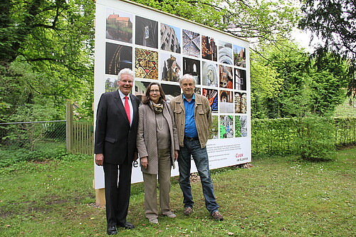 Renate von Randow, Äbtissin des Klosters Wienhausen und zwei Männer, darunter Klosterkammer-Präsident Hans-Christian Biallas, stehen vor einer Fotowand zum Workshop Click im Kloster.