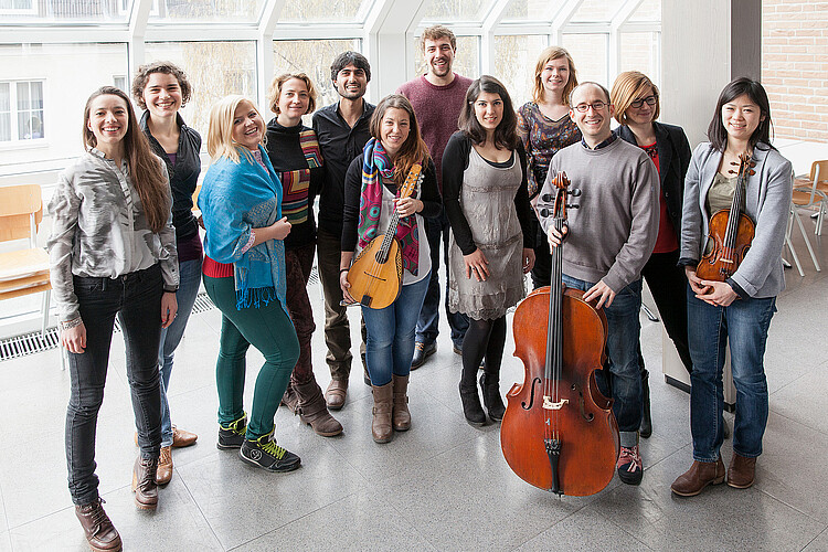1. Festival-Akademie der Sommerlichen Musiktage Hitzacker: Zwölf junge Musikerinnen und Musiker haben teilweise ihre Instrumente in der Hand.
