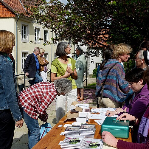 Besucher im Hof des Klosters Wülfinghausen.