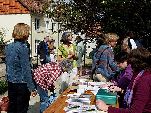 Besucher im Hof des Klosters Wülfinghausen.