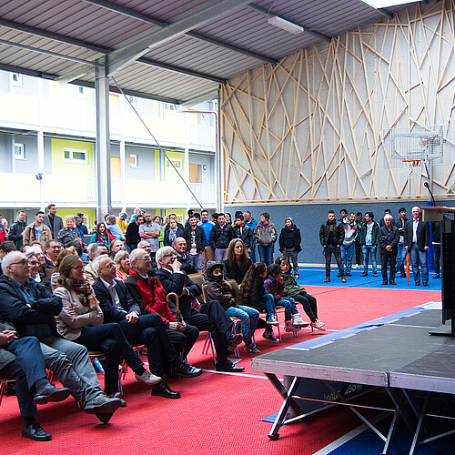 Auf einem Podest steht Klosterkammer-Präsident Hans-Christian Biallas und spricht zu den Gästen der Sporthallen-Eröffnung in dem neuen Gebäude.