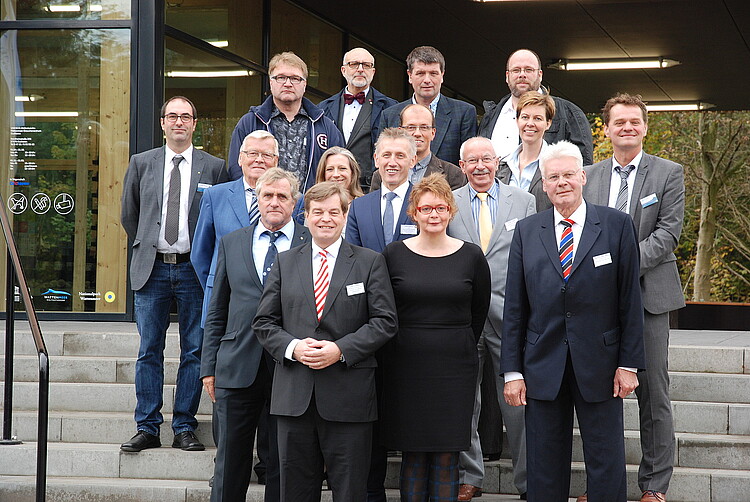 Eine Gruppe von Männern und Frauen, darunter Klosterkammer-Präsident Hans-Christian Biallas, steht auf einer Treppe.
