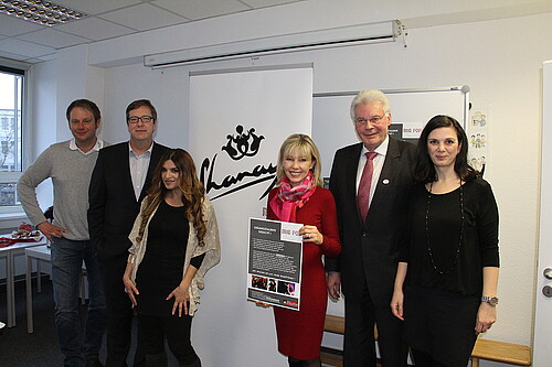 Sechs Personen stehen vor einem Roll-up. Die Landtagsabgeordnete Doris Schröder-Köpf hält ein Plakat in den Händen.