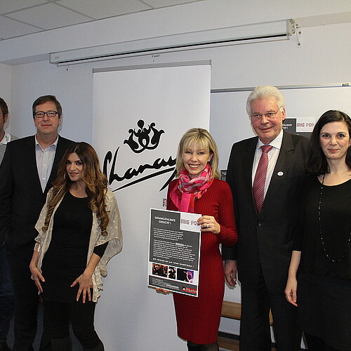 Sechs Personen stehen vor einem Roll-up. Die Landtagsabgeordnete Doris Schröder-Köpf hält ein Plakat in den Händen.