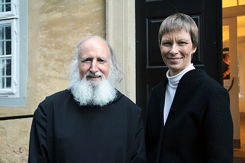Ein Herr mit Vollbart und Äbtissin Bärbel Görcke sind im Halbportrait zu sehen.
