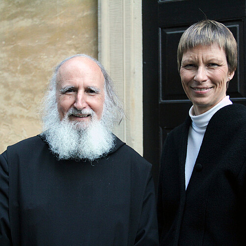 Ein Herr mit Vollbart und Äbtissin Bärbel Görcke sind im Halbportrait zu sehen.