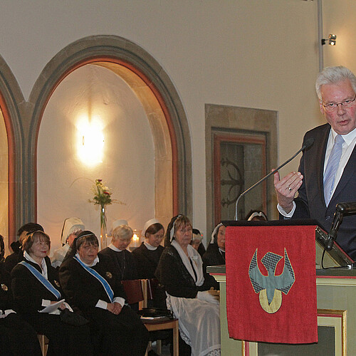Klosterkammer-Präsident spricht Grußworte vor versammelter Gemeinde.