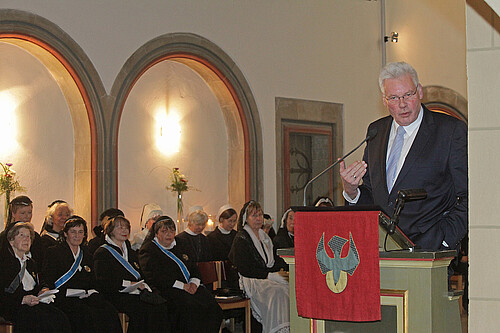 Klosterkammer-Präsident spricht Grußworte vor versammelter Gemeinde.