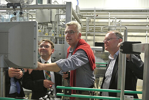 Drei Männer, darunter Andreas Hesse, Kammerdirektor der Klosterkammer, und Günther Heuer, Geschäftsführer der Kloster Wöltingerode Brennen und Brauen GmbH, besichtigen eine neue Anlage in der Altenauer Brauerei.