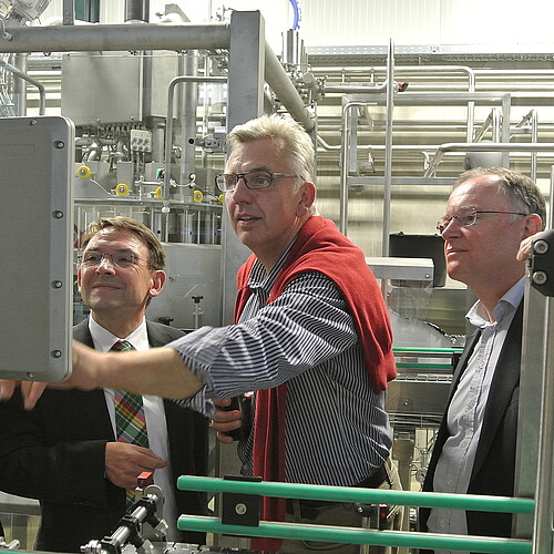 Drei Männer, darunter Andreas Hesse, Kammerdirektor der Klosterkammer, und Günther Heuer, Geschäftsführer der Kloster Wöltingerode Brennen und Brauen GmbH, besichtigen eine neue Anlage in der Altenauer Brauerei.