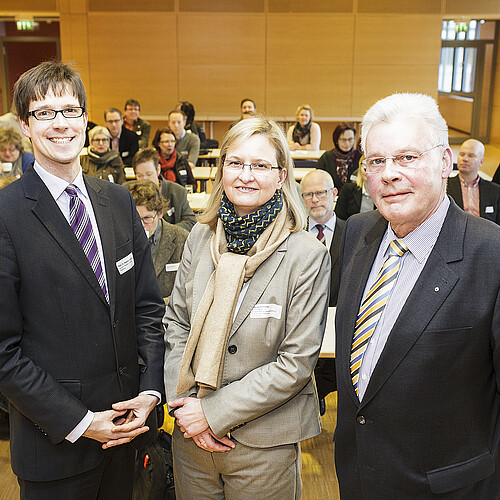 Eine Frau und zwei Männer, darunter Klosterkammer-Präsident Hans-Christian Biallas, stehen in einem Hörsaal.