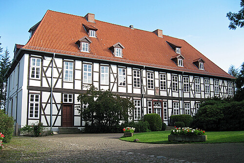 Das Abteigebäude des Stiftes Bassum ist ein großes Fachwerkgebäude in einer Parkanlage.