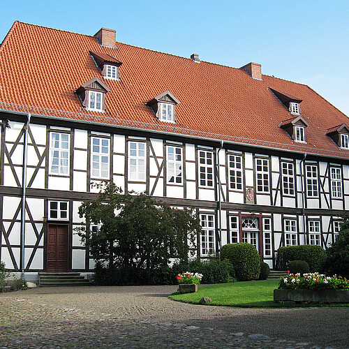 Das Abteigebäude des Stiftes Bassum ist ein großes Fachwerkgebäude in einer Parkanlage.