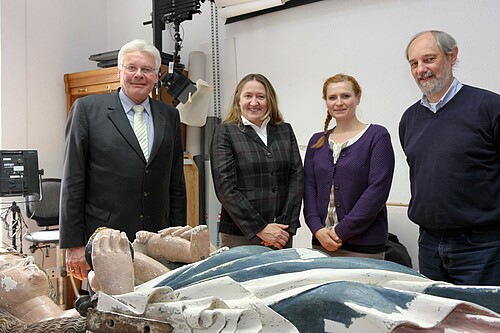 Zwei Frauen und zwei Männer, darunter Klosterkammer-Präsident Hans-Christian Biallas und Klosterarchivar Wolfgang Brandis betrachten eine Madonna.