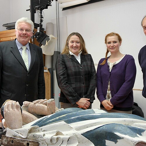 Zwei Frauen und zwei Männer, darunter Klosterkammer-Präsident Hans-Christian Biallas und Klosterarchivar Wolfgang Brandis betrachten eine Madonna.