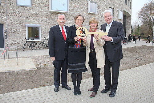 Zwei Frauen und zwei Männer, darunter Klosterkammer-Präsident Hans-Christian Biallas, halten einen Schlüssel.