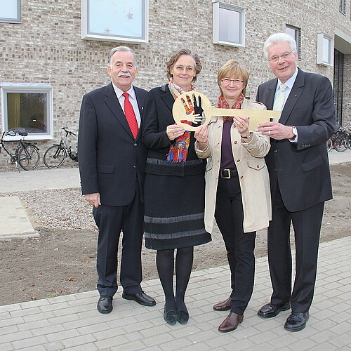 Zwei Frauen und zwei Männer, darunter Klosterkammer-Präsident Hans-Christian Biallas, halten einen Schlüssel.