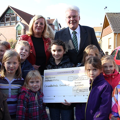 Klosterkammer-Präsident Hans-Christian Biallas mit einer Lehrerin und ihrer Grundschulklasse.