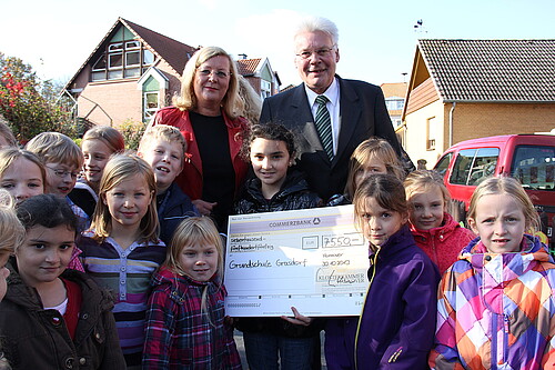 Klosterkammer-Präsident Hans-Christian Biallas mit einer Lehrerin und ihrer Grundschulklasse.
