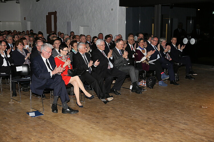 Blick auf die Sitzreihen der Gäste bei der Eröffnung des Museums Schloss Fürstenberg.