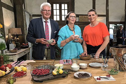 Ein mann und zwei Frauen stehen in einer für den Dreh der Serie Klosterküche eingerichteten historischen Küche im Kloster Wienhausen.