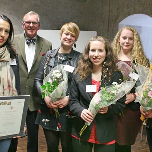 Eine Frau, Anna Mohr aus der Abteilung Förderungen der Klosterkammer, ein Mann und vier junge Frauen mit Blumensträußen stehen nebeneinander.