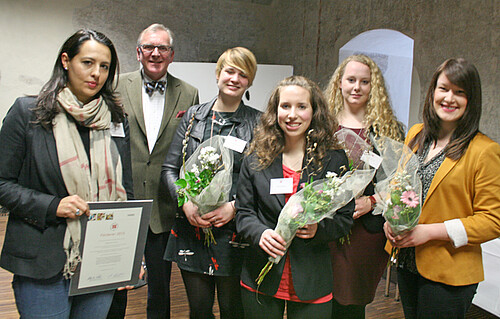 Eine Frau, Anna Mohr aus der Abteilung Förderungen der Klosterkammer, ein Mann und vier junge Frauen mit Blumensträußen stehen nebeneinander.