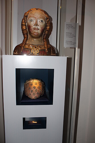 Drei Reliquien in einer Vitrine.