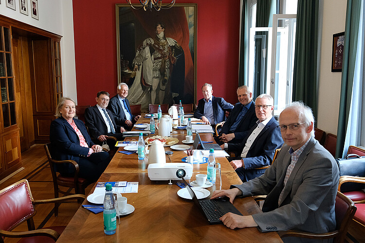 Sitzungssaal Klosterkammer Hannover, Andreas Hesse, Prof. Dr. Ludwig Theuvsen, Prof. Dr. Hans-Albert Lennartz, Prof. Dr. Felix Bernard, Dr. Kristin Püttmann, Reinhard Rawe (von links).