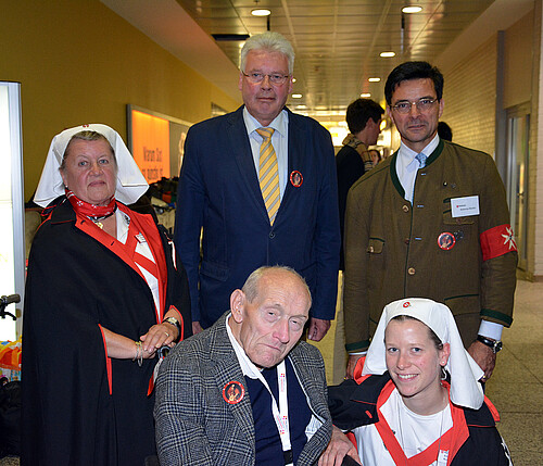 Zwei Frauen und drei Männer, darunter Klosterkammer-Präsident Hans-Christian Biallas befinden sich in einem Flur.