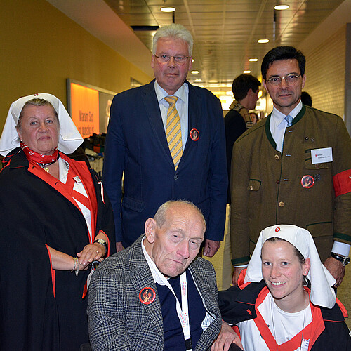 Zwei Frauen und drei Männer, darunter Klosterkammer-Präsident Hans-Christian Biallas befinden sich in einem Flur.