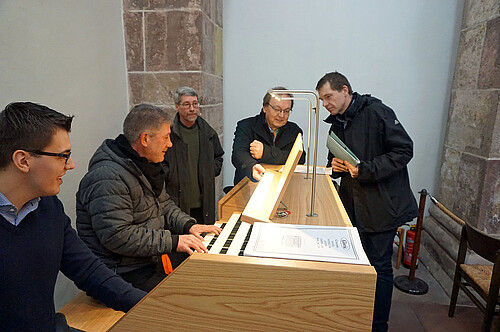 Fünf Personen stehen an der digitalen Orgel in der Klosterkirche Fredelsloh.