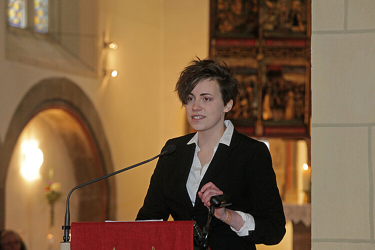 Mädchen trägt Text zur Stiftsgeschichte vor versammelter Gemeinde vor.