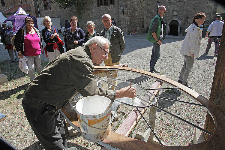 Klosterkammerfest 2018 Ein Mann setzt Teile von Scheiben in einem Fensterrahmen ein.