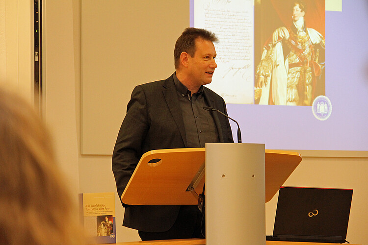 Ein Mann steht an einem Rednerpult.