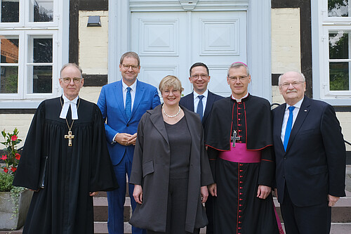 Gruppenbild: fünf Männer und eine Frau.