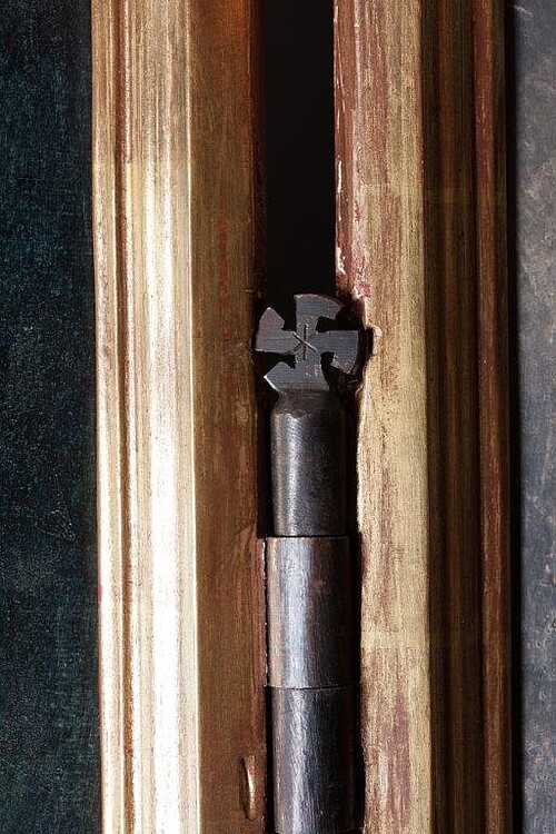 Großaufnahme eines Scharniers, das mit einem Hakenkreuz versehen ist.