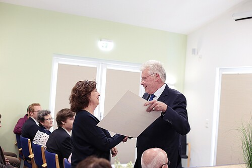 Klosterkammer-Präsident Hans-Christian Biallas überreicht symbolischen Scheck an eine Vertreterin des Kinderhospiz Cuxhaven-Bremerhaven.