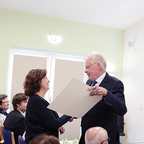 Klosterkammer-Präsident Hans-Christian Biallas überreicht symbolischen Scheck an eine Vertreterin des Kinderhospiz Cuxhaven-Bremerhaven.
