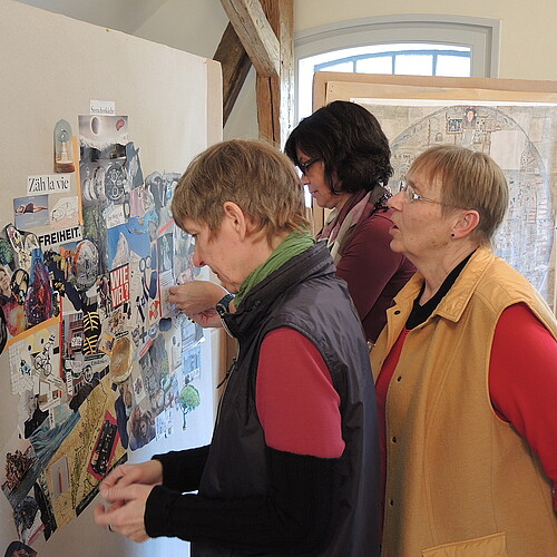 Drei Teilnehmerinnen eines Workshops zur Ebstorfer Weltkarte.