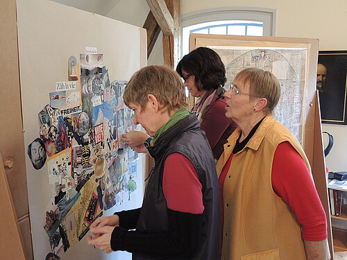 Drei Teilnehmerinnen eines Workshops zur Ebstorfer Weltkarte.