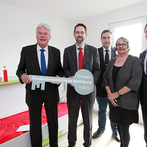 Eine Frau und vier Männer, darunter Klosterkammer-Präsident Hans-Christian Biallas, halten einen großen Schlüssel.