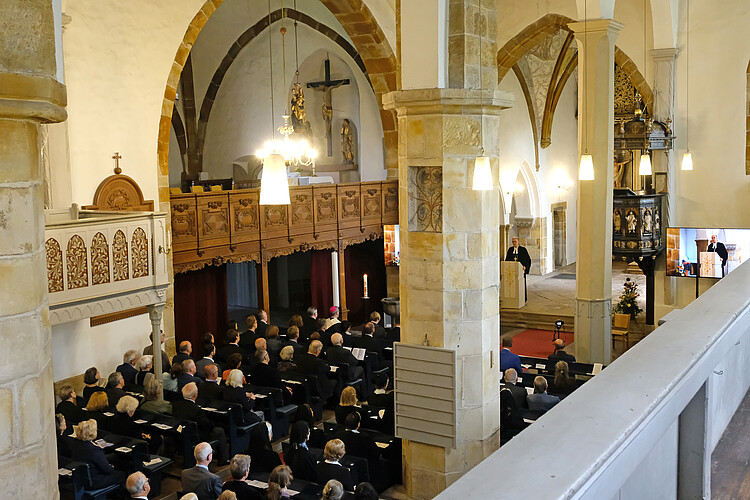 Voll besetzte Bankreihen in der Klosterkirche Wennigsen von oben.