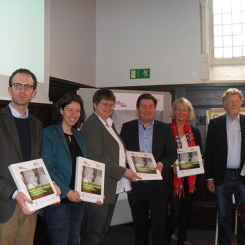 Sachs Personen, darunter Bastian Pielczyk, Dezernent Förderungen der Klosterkammer, präsentieren ein Buch.