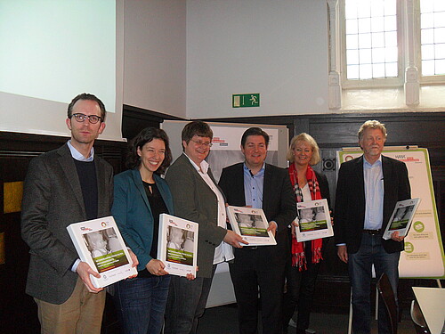 Sachs Personen, darunter Bastian Pielczyk, Dezernent Förderungen der Klosterkammer, präsentieren ein Buch.
