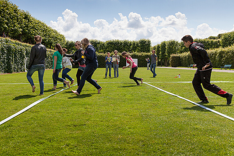 Bei der von der Klosterkammer geförderten „Akademie der Spiele“ erhielten junge Menschen Zugang zu Kultur: man sieht Jugendliche über eine grüne Wiese laufen.