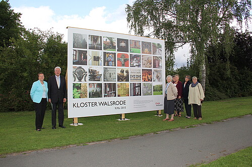 Sechs Frauen und Klosterkammer-Präsident Hans-Christian Biallas stehen neben einer Fotowand zum Workshop Click im Kloster nahe des Klosters Walsrode.
